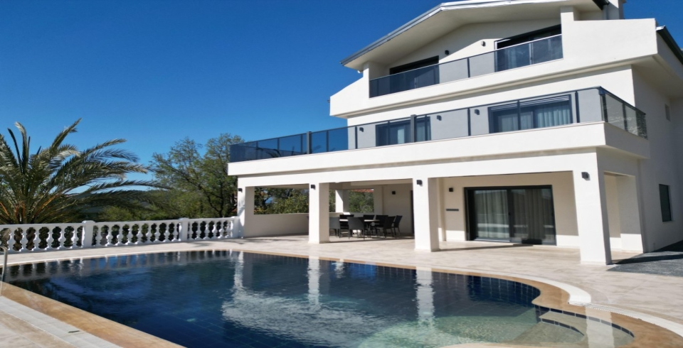 Villa White Deluxe